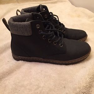 NWOT Dr. Martens Maelly boot